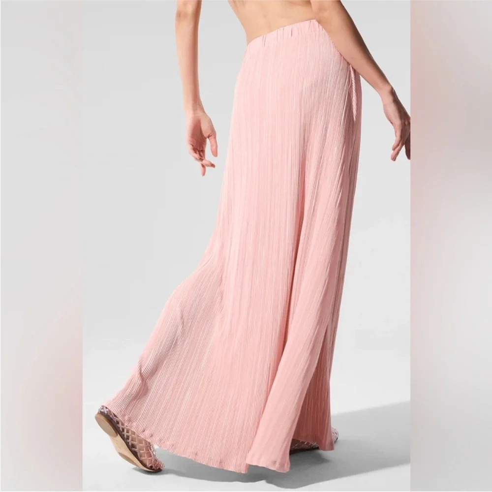 BRAND NEW！ALO Yoga Micro Plisse Game On Long Skirt and top and matching socks!💕💕